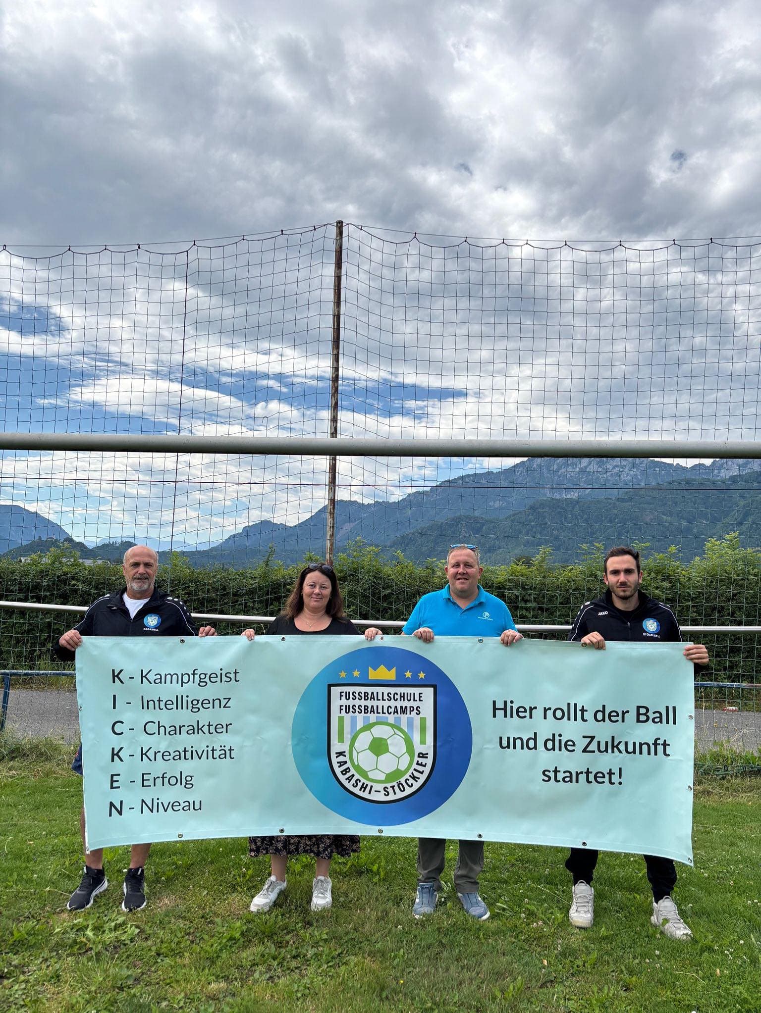 Team mit KICKEN Banner